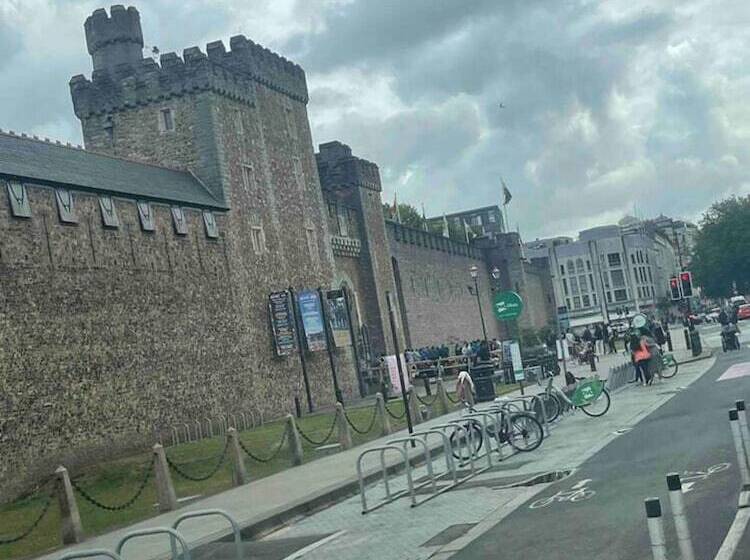 اقامتگاه Sleeps 14 Cardiff City Centre