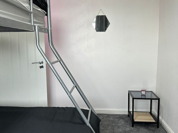 اقامتگاه The Hideaway Home Bd5 2 Bed Lovely Modern House