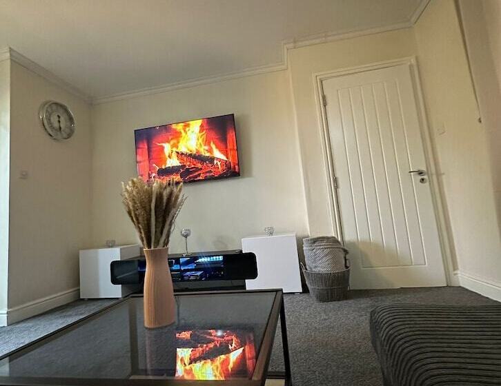 اقامتگاه The Hideaway Home Bd5 2 Bed Lovely Modern House