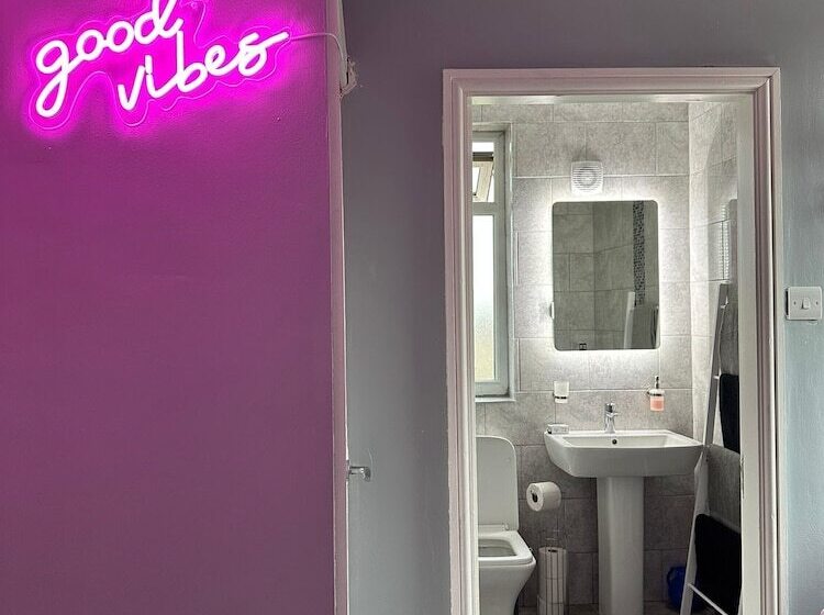 اقامتگاه The Hideaway Home Bd5 2 Bed Lovely Modern House