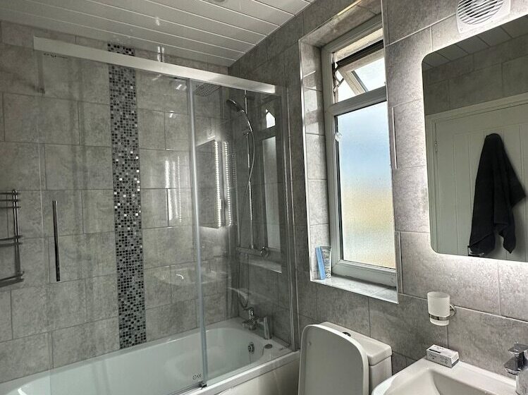 اقامتگاه The Hideaway Home Bd5 2 Bed Lovely Modern House