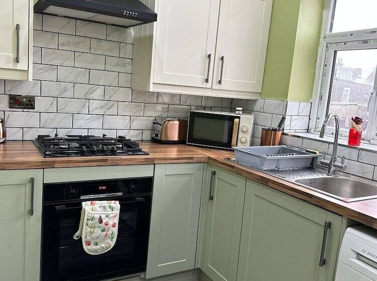 اقامتگاه The Hideaway Home Bd5 2 Bed Lovely Modern House