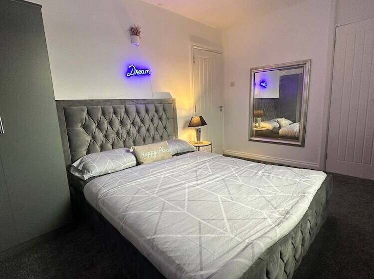 اقامتگاه The Hideaway Home Bd5 2 Bed Lovely Modern House