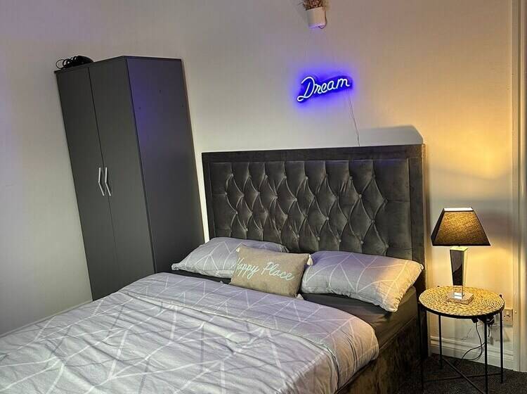 اقامتگاه The Hideaway Home Bd5 2 Bed Lovely Modern House