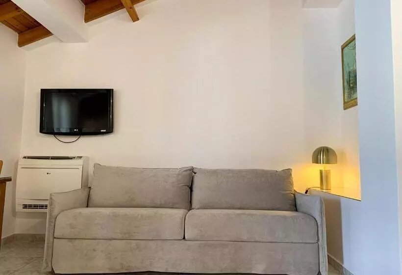 Rouchotas Apartments