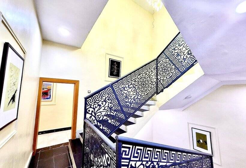 Buddiez Hotel & Resort