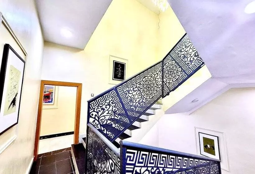 Buddiez Hotel & Resort