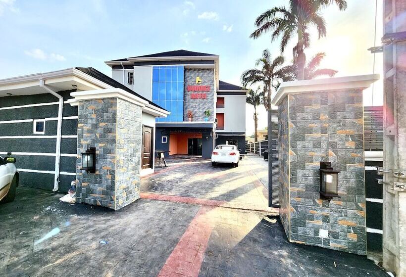 Buddiez Hotel & Resort