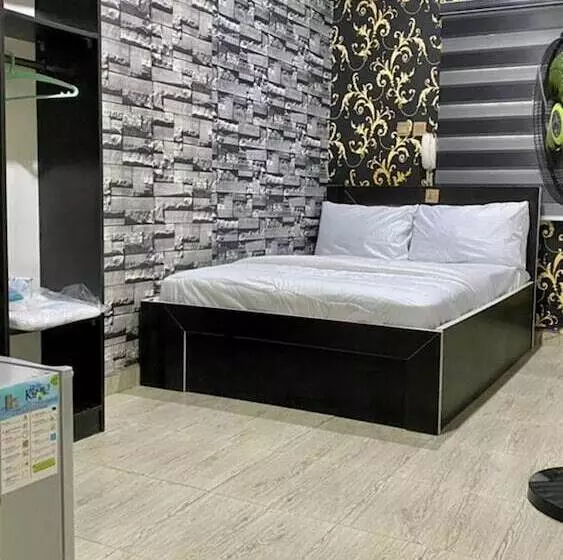 هتل Chukzie Suites & Apartments