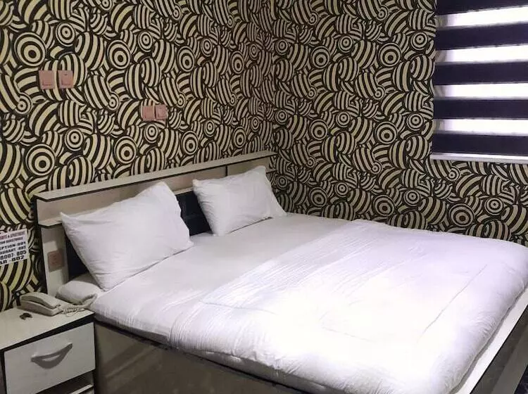 هتل Chukzie Suites & Apartments