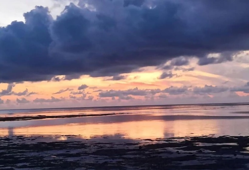 בית מלון כפרי Honeymoon Beach Resort