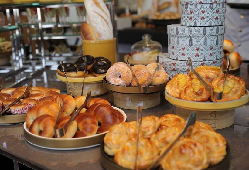 Отель Pagoda Centurion