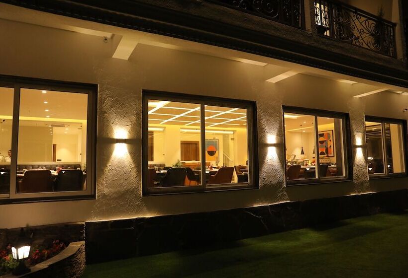 Отель Pagoda Centurion