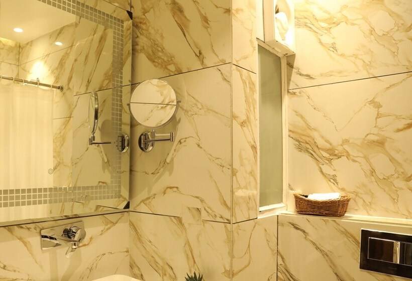 Отель Pagoda Centurion