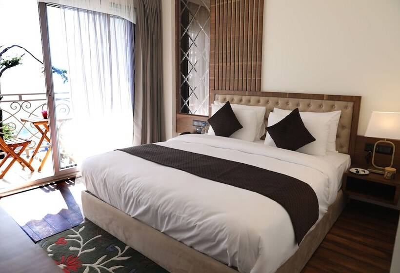 Отель Pagoda Centurion