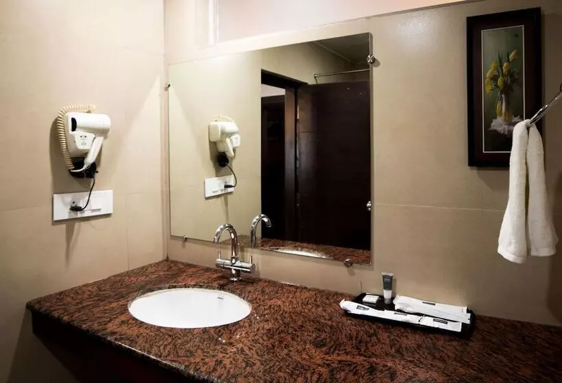 Summit Oakden Resort & Spa