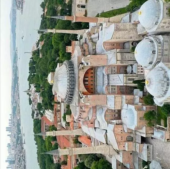 Golden Saray Apart