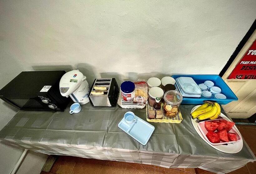 Общежитие Satop Travelers Guesthouse