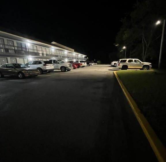 ホテル Hallmarc Inn