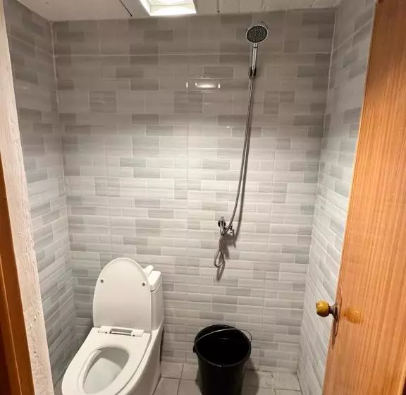 ホテル Limewood Residences  Bago City Good For 4