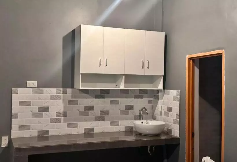 ホテル Limewood Residences  Bago City Good For 4