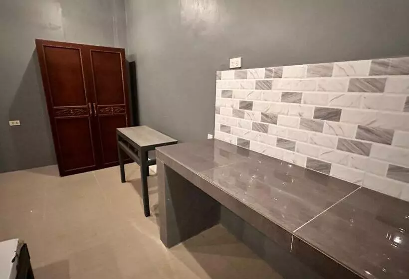 ホテル Limewood Residences  Bago City Good For 4