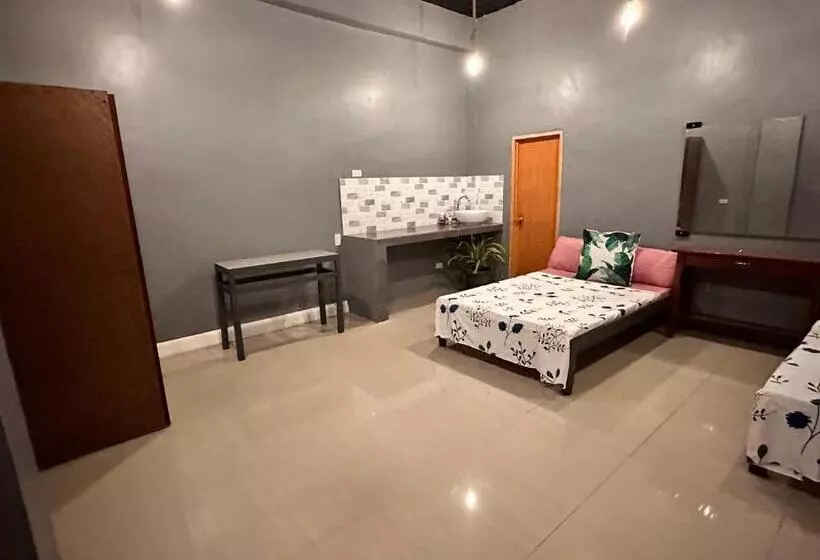 ホテル Limewood Residences  Bago City Good For 4