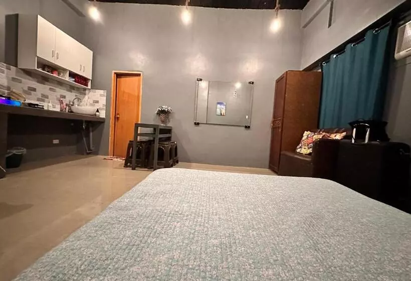 ホテル Limewood Residences  Bago City Good For 4