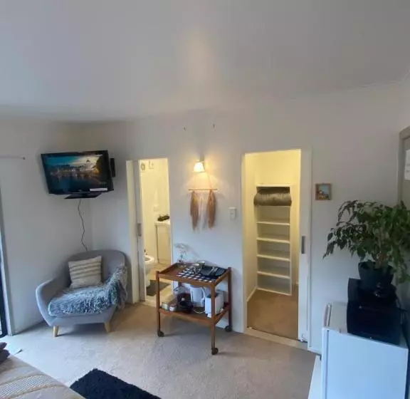 پانسیون Dinsdale Oasis And Private Spa Pool