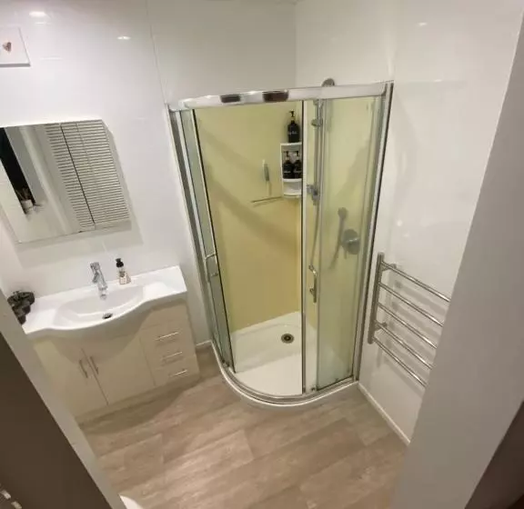 پانسیون Dinsdale Oasis And Private Spa Pool