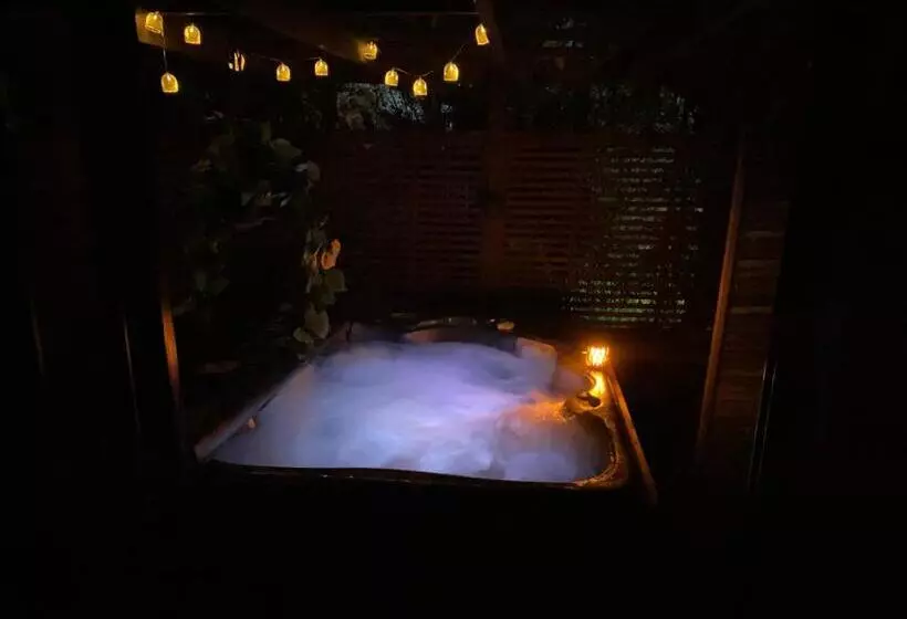 پانسیون Dinsdale Oasis And Private Spa Pool