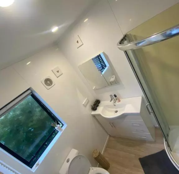 پانسیون Dinsdale Oasis And Private Spa Pool