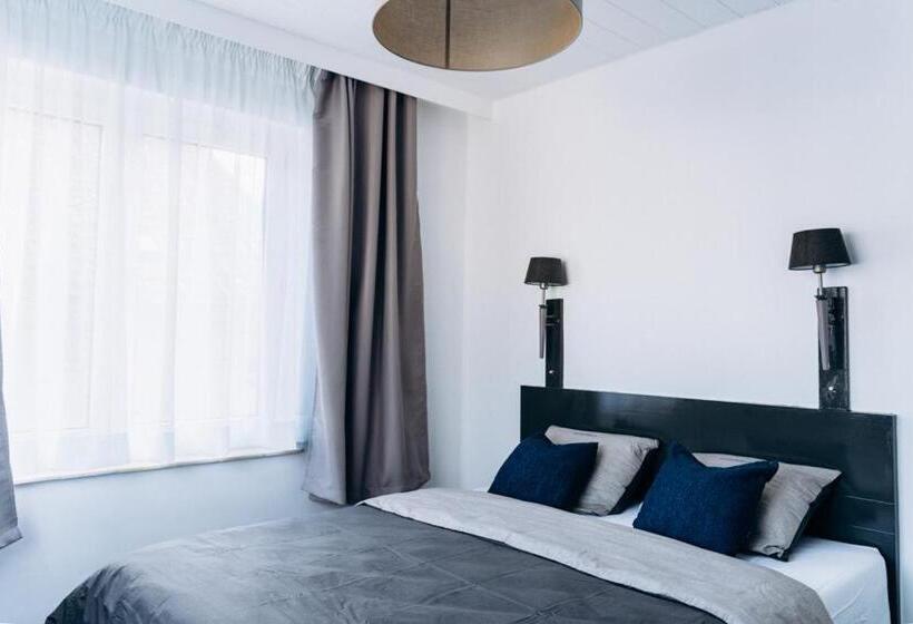 Atomihotel: Contemporary Comfort Steps From The Atomium!