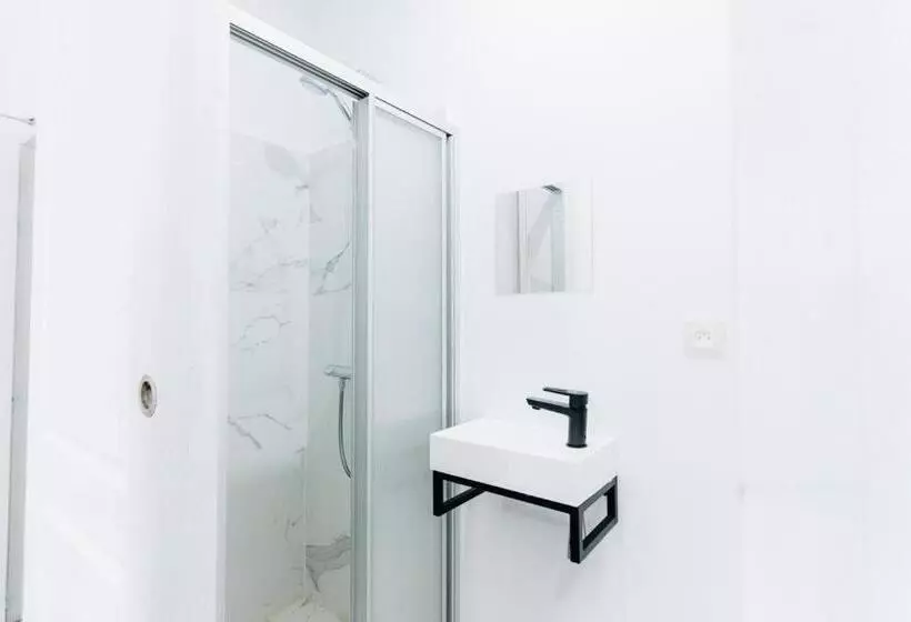 Atomihotel: Contemporary Comfort Steps From The Atomium!