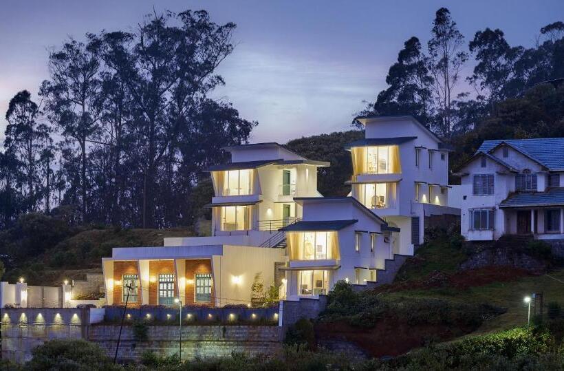 Bed and Breakfast Clouds Nest By Aanvis Inn