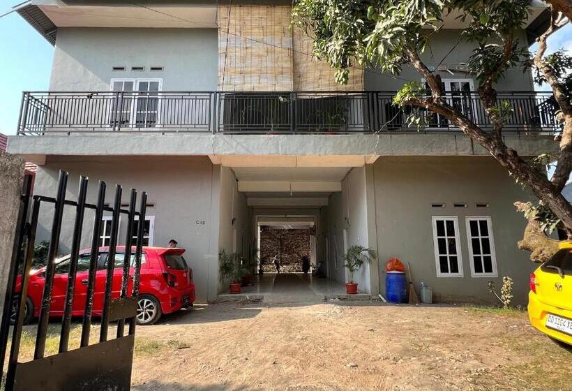 فندق Oyo 93137 Kost Maharaja