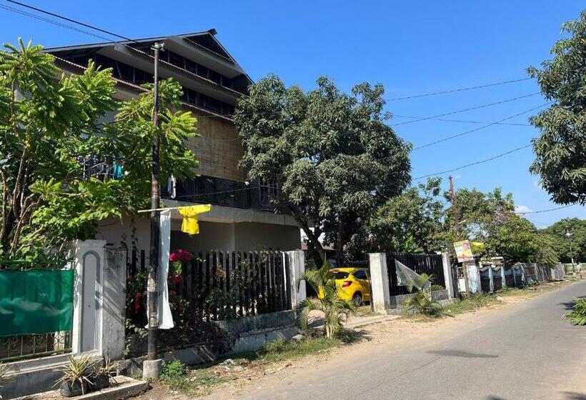 فندق Oyo 93137 Kost Maharaja