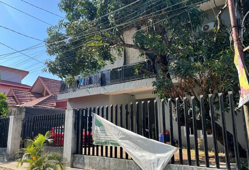 فندق Oyo 93137 Kost Maharaja