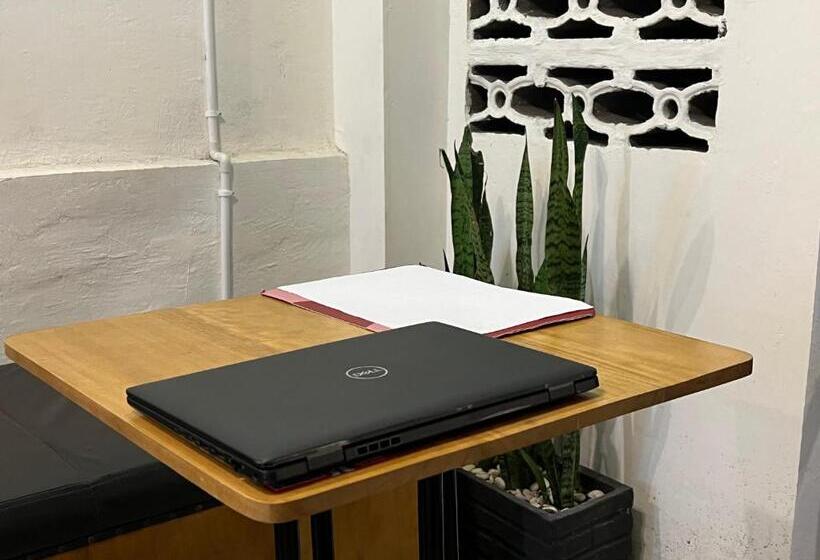 فندق Oyo 93137 Kost Maharaja