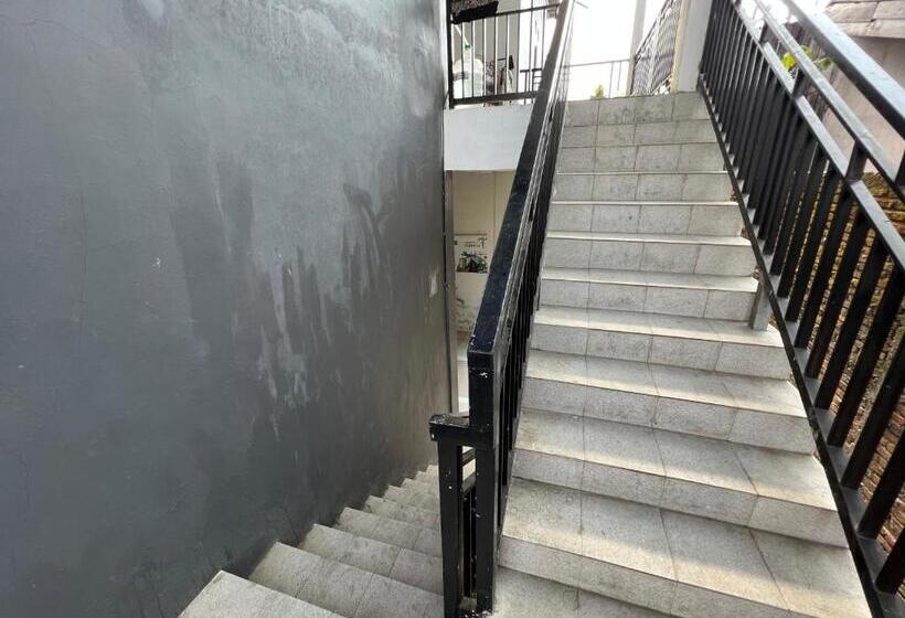 فندق Oyo 93137 Kost Maharaja