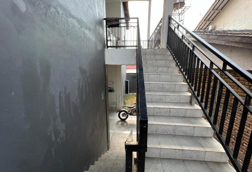 فندق Oyo 93137 Kost Maharaja