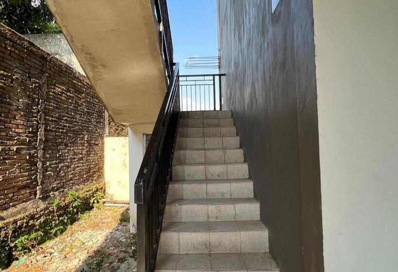 فندق Oyo 93137 Kost Maharaja