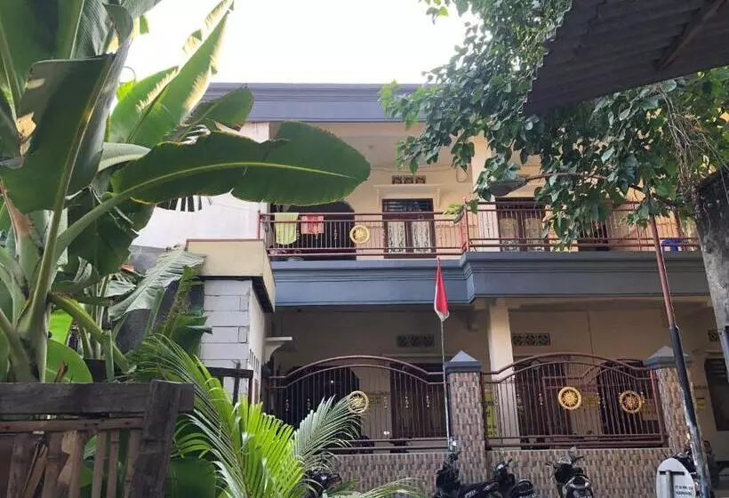 Hotelli Spot On 93107 Homestay H. Syarif Syariah   Bandar Gresik