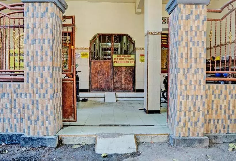 Hotelli Spot On 93107 Homestay H. Syarif Syariah   Bandar Gresik