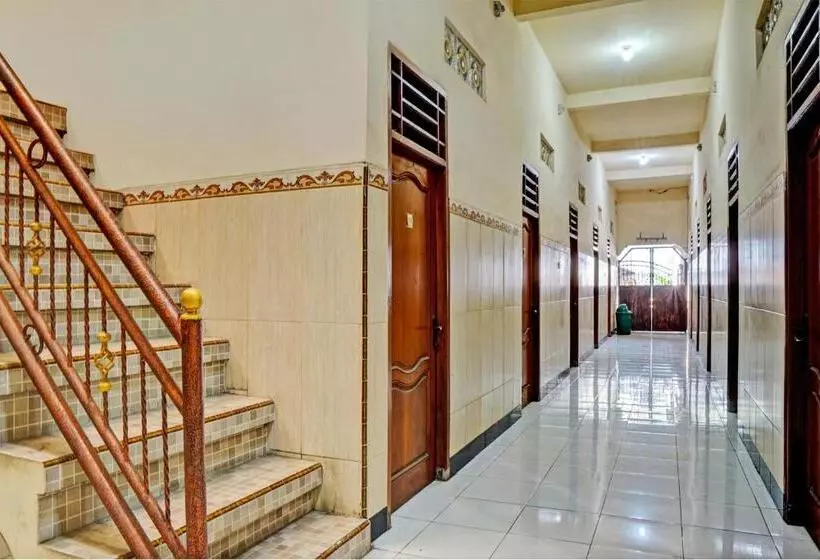 Hotelli Spot On 93107 Homestay H. Syarif Syariah   Bandar Gresik