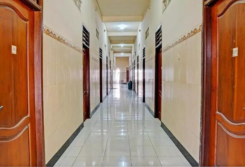 Hotelli Spot On 93107 Homestay H. Syarif Syariah   Bandar Gresik