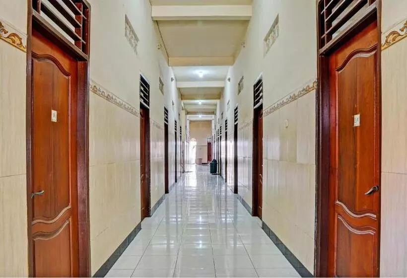 Hotelli Spot On 93107 Homestay H. Syarif Syariah   Bandar Gresik