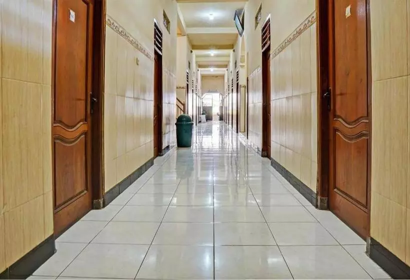 Hotelli Spot On 93107 Homestay H. Syarif Syariah   Bandar Gresik