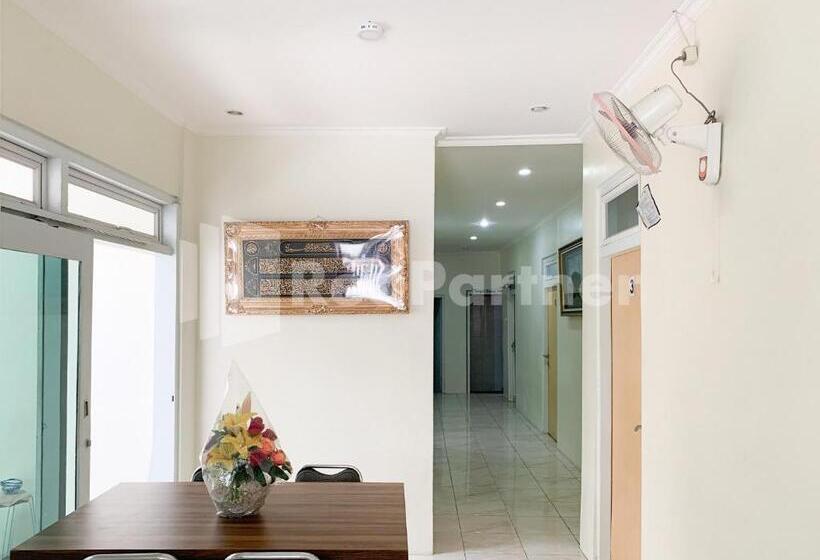 Отель Oma Uti Syariah Mitra Reddoorz Near Stasiun Lempuyangan
