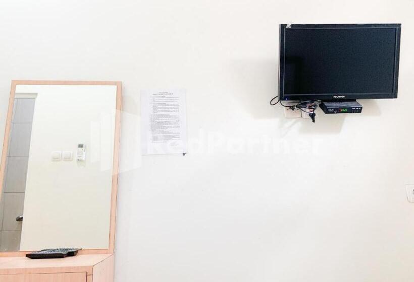 Отель Oma Uti Syariah Mitra Reddoorz Near Stasiun Lempuyangan